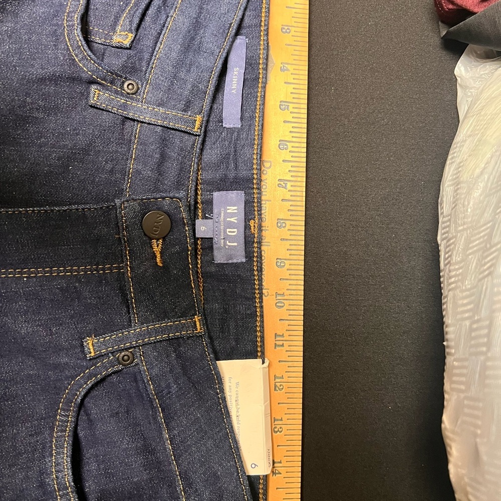 NYDJ SKINNY DARK WASH JEANS. Size 6
29” INSEAM. 32” WAIST. NWT - Picture 3 of 9